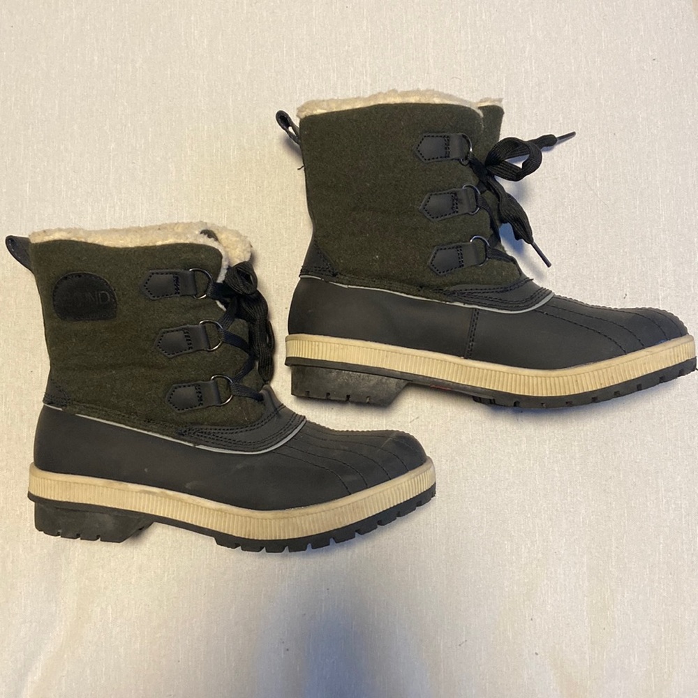 Forest green, ankle snow boots with fleece lining.